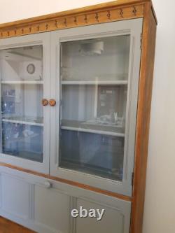 Vitrine Ercol avec portes en verre biseauté / placard de base. Upcyclé