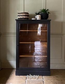 Vitrine ancienne noire peinte et vitrée, meuble de salle de bain en porcelaine