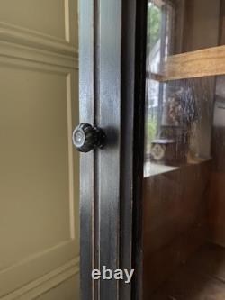 Vitrine ancienne noire peinte et vitrée, meuble de salle de bain en porcelaine