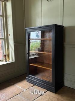 Vitrine ancienne noire peinte et vitrée, meuble de salle de bain en porcelaine