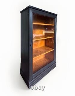 Vitrine ancienne noire peinte et vitrée, meuble de salle de bain en porcelaine
