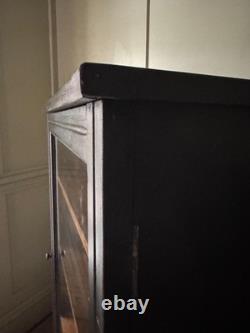 Vitrine ancienne noire peinte et vitrée, meuble de salle de bain en porcelaine