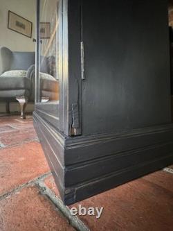Vitrine ancienne noire peinte et vitrée, meuble de salle de bain en porcelaine