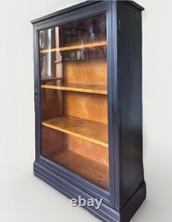 Vitrine ancienne noire peinte et vitrée, meuble de salle de bain en porcelaine