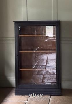 Vitrine ancienne noire peinte et vitrée, meuble de salle de bain en porcelaine