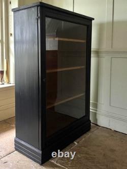 Vitrine ancienne noire peinte et vitrée, meuble de salle de bain en porcelaine