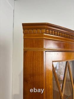 Vitrine d’angle vintage en bois d’if