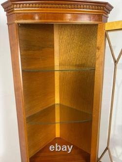 Vitrine d’angle vintage en bois d’if