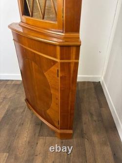 Vitrine d’angle vintage en bois d’if