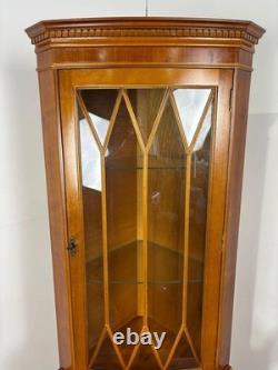 Vitrine d’angle vintage en bois d’if