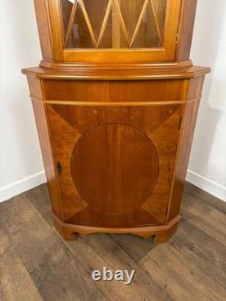 Vitrine d’angle vintage en bois d’if