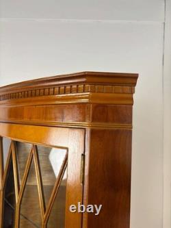 Vitrine d’angle vintage en bois d’if
