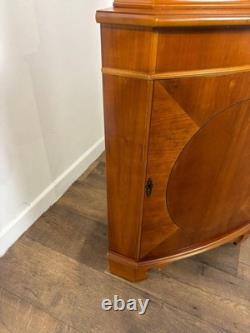 Vitrine d’angle vintage en bois d’if