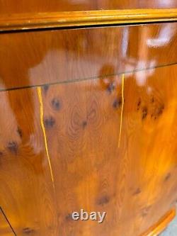 Vitrine d'angle vintage en placage d'if avec clés