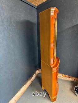 Vitrine d'angle vintage en placage d'if avec clés