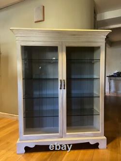Vitrine en bois massif avec des étagères en verre peintes à la main et lourdes