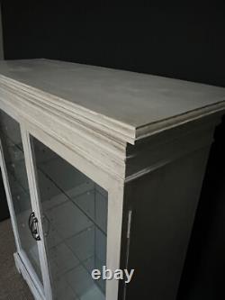 Vitrine en bois massif avec des étagères en verre peintes à la main et lourdes