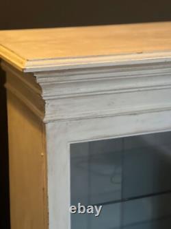Vitrine en bois massif avec des étagères en verre peintes à la main et lourdes