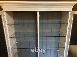 Vitrine en bois massif avec des étagères en verre peintes à la main et lourdes