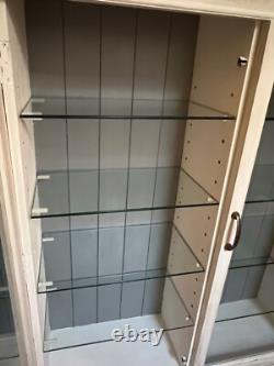 Vitrine en bois massif avec des étagères en verre peintes à la main et lourdes