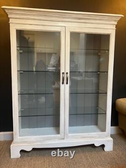 Vitrine en bois massif avec des étagères en verre peintes à la main et lourdes