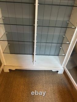Vitrine en bois massif avec des étagères en verre peintes à la main et lourdes