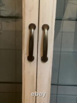 Vitrine en bois massif avec des étagères en verre peintes à la main et lourdes